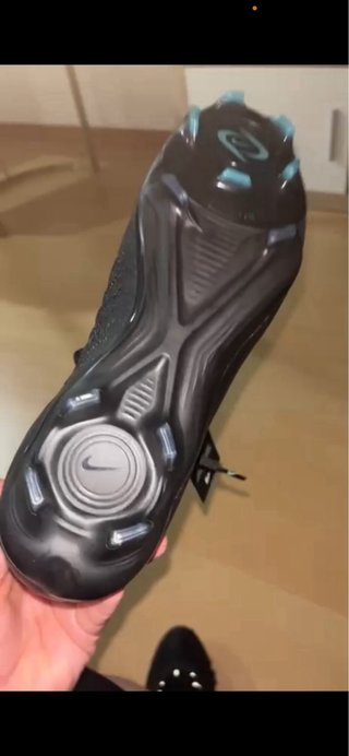 Botas de fútbol negras talla 43 sin estrenar