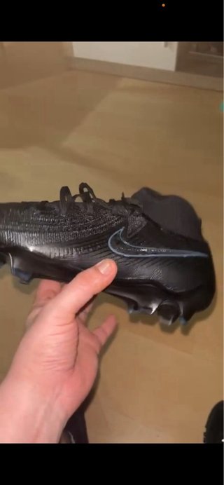 Botas de fútbol negras talla 43 sin estrenar