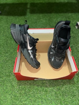 Zapatillas Nike Negras y Plateadas