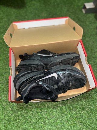 Zapatillas Nike Negras y Plateadas