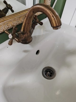 Mueble lavamanos con grifo