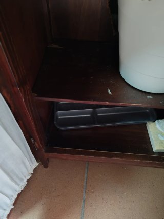 Mueble lavamanos con grifo
