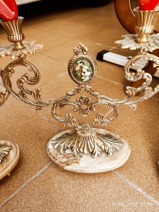 Candelabros Vintage Dorados con Velas Rojas
