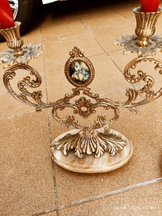 Candelabros Vintage Dorados con Velas Rojas