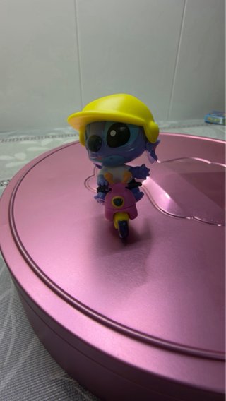 Figura Stitch con Moto y Casco Amarillo