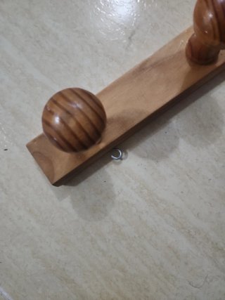 Colgador de madera con 4 pomos