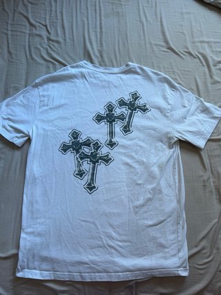 Camiseta blanca con estampado de cruces