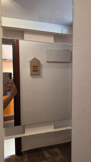 Recibidor con espejo y estantes