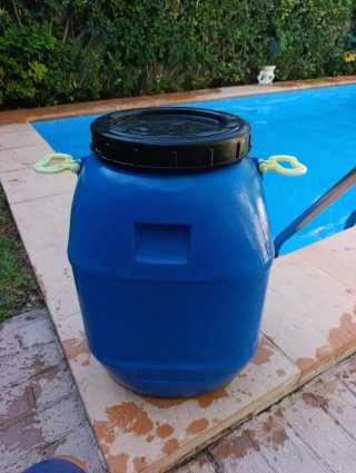 Bidón plástico azul con tapa