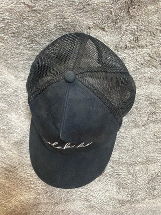 Gorra negra unisex con logo bordado
