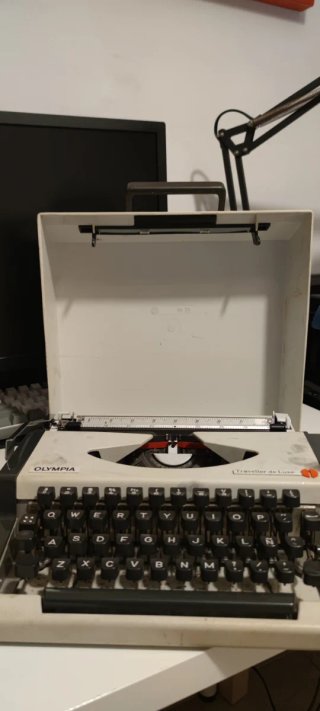 Máquina de escribir portátil Olympia y Brother
