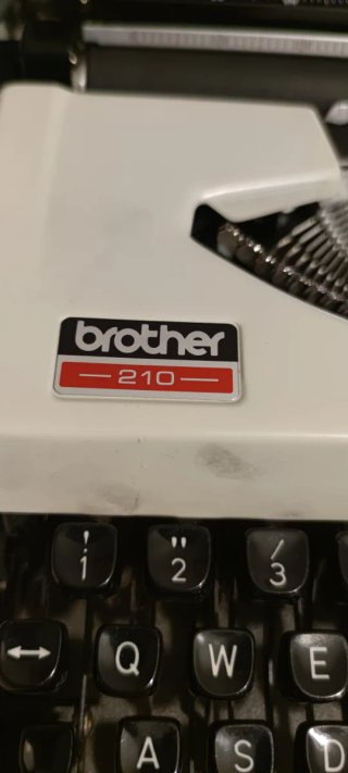 Máquina de escribir portátil Olympia y Brother