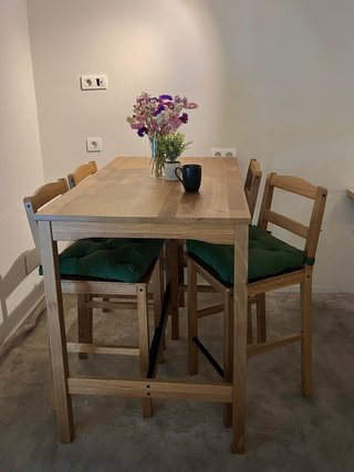 Mesa alta madera + 4 sillas altas