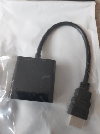 Adaptador HDMI a VGA.