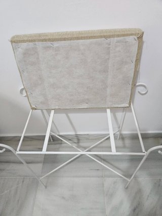 Banquito blanco con asiento de tela