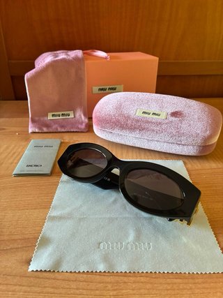 Occhiali da sole Miu Miu neri e oro