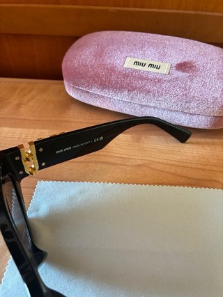 Occhiali da sole Miu Miu neri e oro