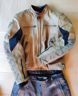 CHAQUETA Dainese T-50 y PANTALON Axon T-48