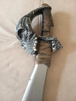 Hacha y guadaña de juguete calavera