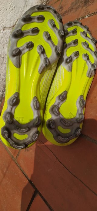 Botas de fútbol Adidas blancas y amarillas