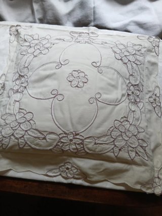 Cuscino ricamato fiori bianco e viola