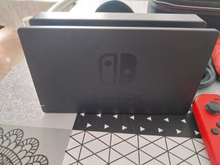 Nintendo Switch con Accesorios y dos mandos.