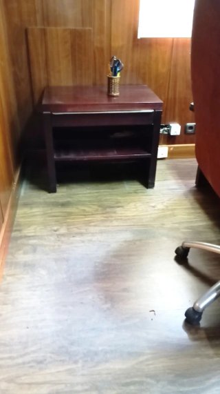 Escritorio de madera con sillas de tela