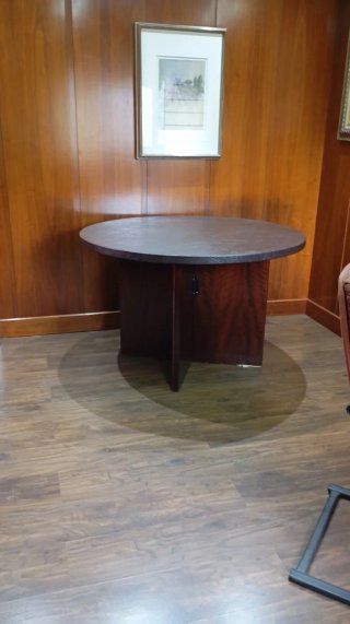 Escritorio de madera con sillas de tela