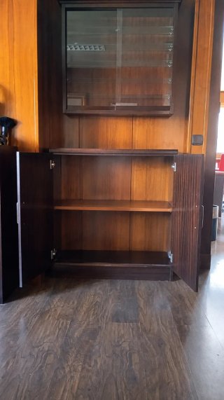 Escritorio de madera con sillas de tela