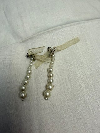 Pendientes largos de perlas y plateado