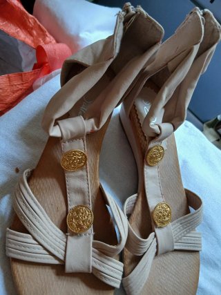 Sandali beige con dettagli oro