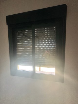 Ventana aluminio verde con persiana y doble crista