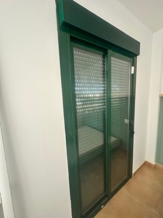 Ventana aluminio verde con persiana y doble crista
