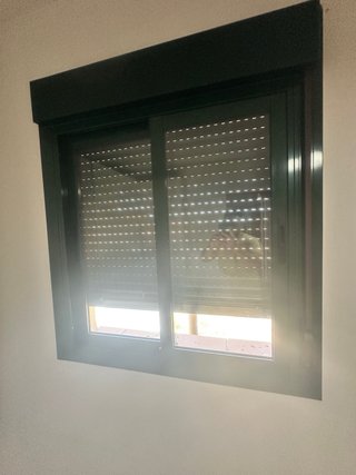 Ventana aluminio verde con persiana y doble crista