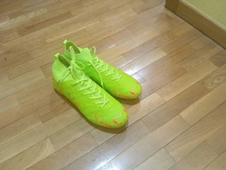 Botines de fútbol verde talla 43