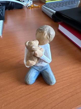 Statua ragazzo con orsacchiotto lordi