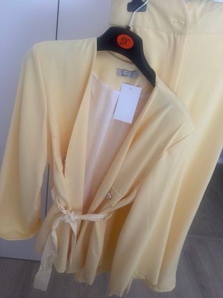 Conjunto  amarillo con cinturón