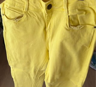 Pantalón vaquero amarillo