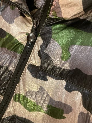 Impecable Plumífero camuflaje metalizado