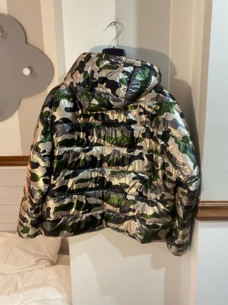 Impecable Plumífero camuflaje metalizado