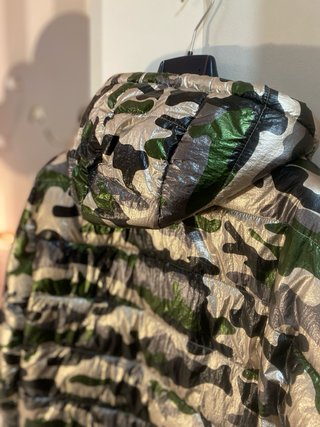 Impecable Plumífero camuflaje metalizado
