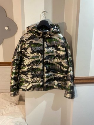 Impecable Plumífero camuflaje metalizado