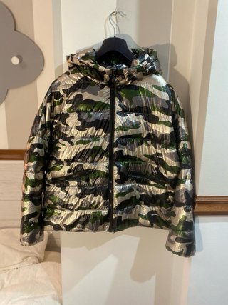 Impecable Plumífero camuflaje metalizado