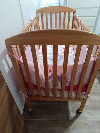 Cuna de madera para bebé