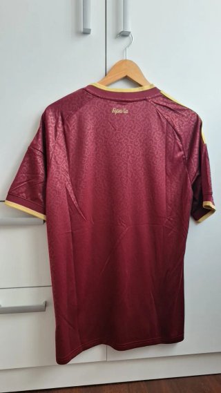 Camiseta Roja y Dorada