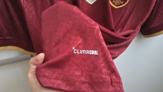 Camiseta Roja y Dorada