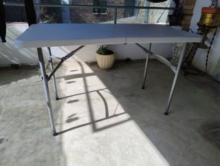 Tavolo pieghevole in plastica e metallo grigio