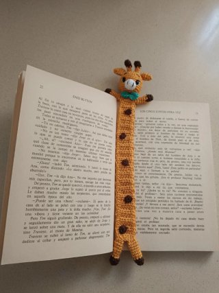 Marcapáginas Jirafa Amigurumi.