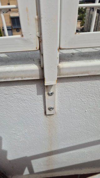 Reja de metal blanca para terraza