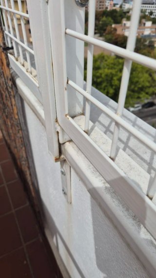 Reja de metal blanca para terraza